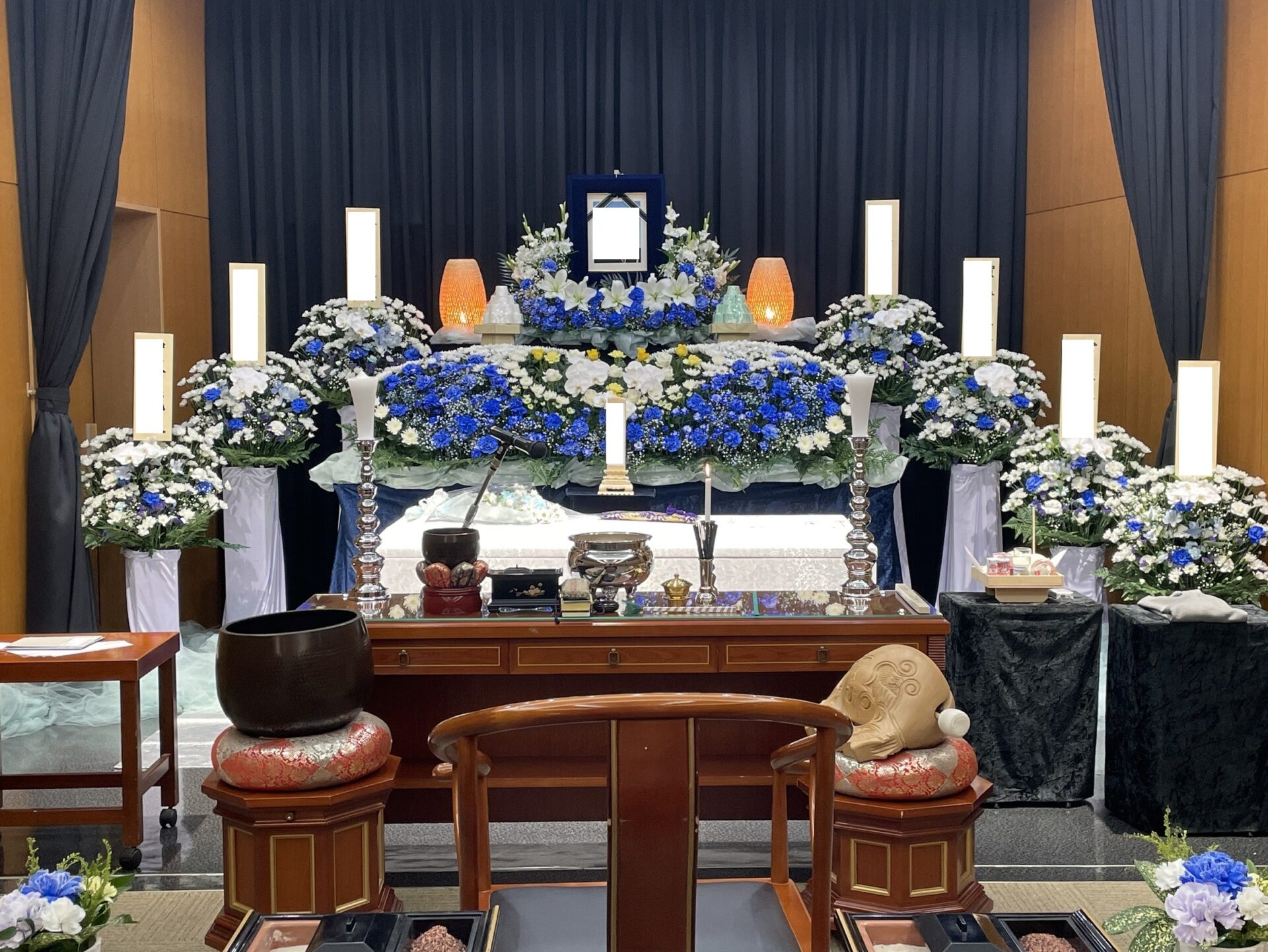 厚木市斎場での一日葬でお選びいただいた「綺麗な花祭壇」の実例